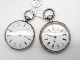 paire de montres de poche en argent avec des chiffres romains et des chiffres romains