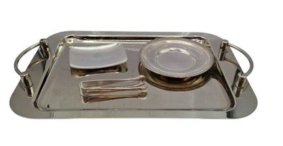 plateau de service en métal plaqué argent, sur lequel sont posées deux assiettes et un bol