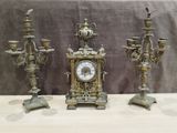 trois horloges anciennes posées les unes à côté des autres sur une table