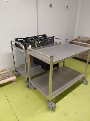une table sur laquelle est posé un panier, dans une pièce