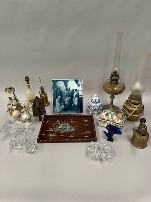 LOT DE BIBELOTS Comprenant notamment : lampes à pétrole (cer… - Photo 1