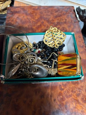 un plateau de bijoux posé sur une table en bois