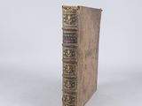 un livre posé sur une table