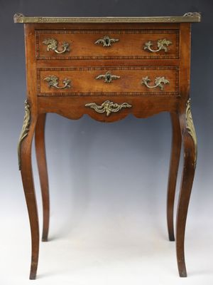une commode ancienne en bois avec des poignées et des tiroirs en laiton