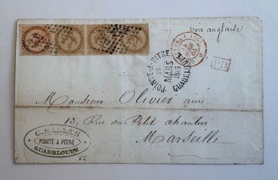 une vieille enveloppe timbrée posée sur une table