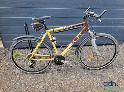 un vélo garé devant un garage