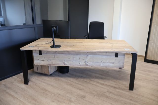 Mobilier de bureau de manufacture contemporaine, métal laqué noir...