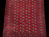 un tapis rouge à motifs floraux