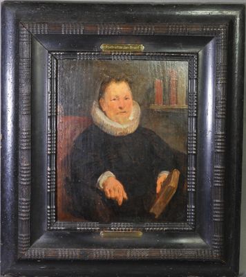 portrait d'un homme vêtu d'une robe noire, assis sur une chaise, un livre à la main