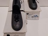 deux paires de chaussures noires posées sur une boîte