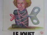 Affiche française du film « Le Jouet », représentant un dessin d'un homme tenant une clé géante
