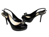 une paire d'escarpins noirs ornés de nœuds sur la pointe