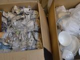 deux cartons remplis d'assiettes et de bols blancs