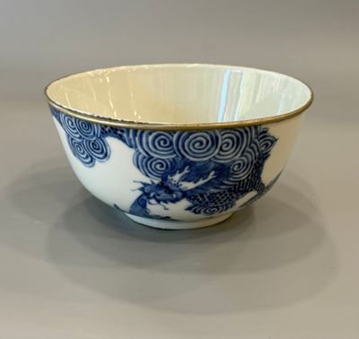 bol bleu et blanc orné d'un motif de dragon sur le côté