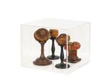 une vitrine en verre contenant trois vases