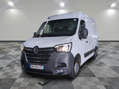 la photo d'une camionnette blanche sur un sol en damier