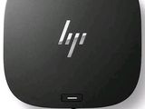 le logo HP apparaît sur le côté d'un appareil noir