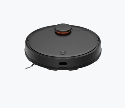 un aspirateur robot noir sur fond blanc