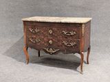 une petite commode avec un plateau en marbre