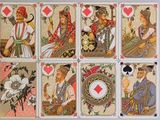 des cartes à jouer sur lesquelles figurent respectivement une femme, un homme, une femme, un homme, une femme, un homme, une femme, un homme et une