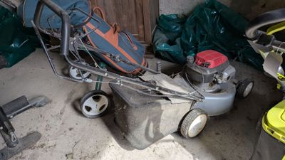 une tondeuse à gazon qui se trouve dans le garage