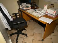 Deux petits bureaux en mélaminé, et deux sièges de bureau (photo 2)