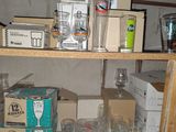 des boîtes et des verres posés sur une étagère dans une pièce où il y a beaucoup de boîtes