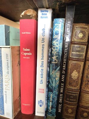 plusieurs livres qui se trouvent ensemble sur une étagère