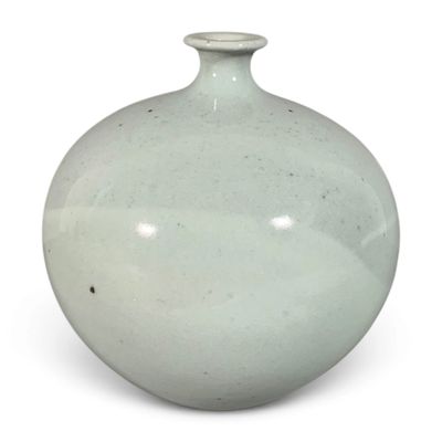 un vase blanc posé sur une surface blanche
