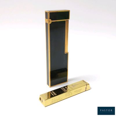 un briquet noir et doré à côté d'un briquet doré