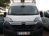 une camionnette blanche garée dans un parking à côté d'autres voitures