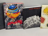 trois livres posés sur une table blanche