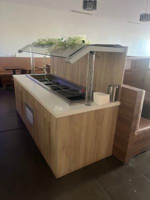 une image d'une cuisine avec un évier et une cuisinière