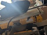 quelqu'un utilise une scie circulaire pour couper une pièce de bois