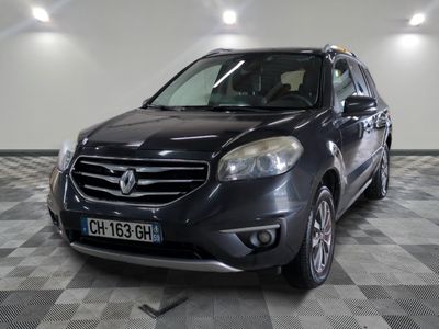 la photo d'une voiture noire garée dans un garage