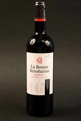 une bouteille de vin posée sur une table
