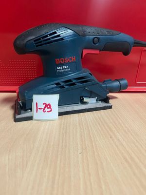 un gros plan d'une ponceuse orbitale Bosch posée sur une table