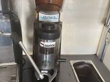 un moulin à café posé sur un plan de travail à côté d'un évier