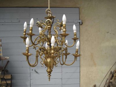 un lustre en or suspendu au plafond d'une pièce