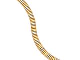 gros plan d'un bracelet en or sur fond blanc
