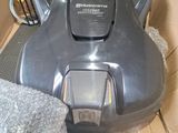 un aspirateur posé dans une boîte par terre