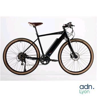 un vélo noir avec une selle marron sur fond blanc