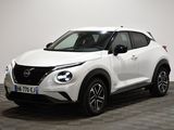 un SUV Nissan Juke blanc garé sur un sol à damier