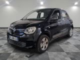 la photo d'une petite voiture noire garée dans un garage