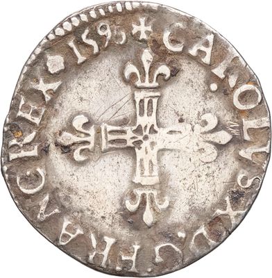 une vieille pièce d'argent ornée d'une croix