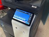 une imprimante multifonction posée sur un bureau