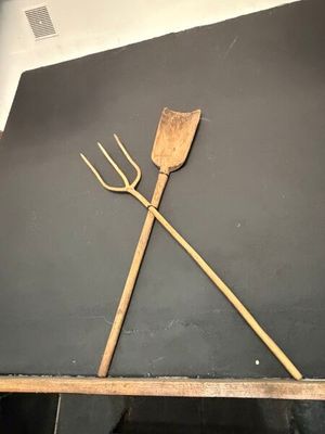 deux fourchettes et une fourche posées sur une table