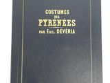un livre noir avec des lettres dorées sur la couverture