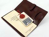 un portefeuille en cuir marron contenant un porte-cartes et un livre