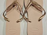 une paire de tongs dorées, flop flop flop flop flop flop flop flop flop flop flop flop flop flop flop flop flop